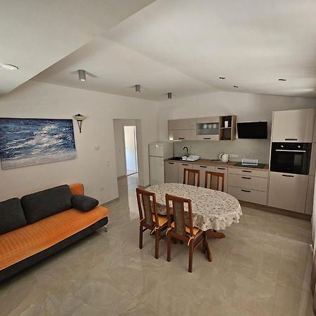 Filip Apartment โอมิช ภายนอก รูปภาพ